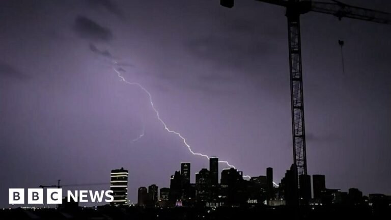 Spectacular lightning bolts illuminate Houston sky