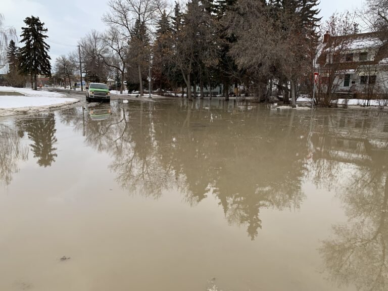 Crews respond to central Edmonton water main break, ask drivers to avoid area