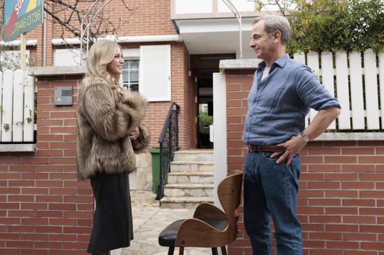 Patrick (right) meets Liz (left) PATRICK (ROBSON GREEN) & LIZ (AMY HUBERMAN)