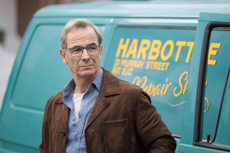Patrick arrives for the first time to the neighbourhood PATRICK (ROBSON GREEN)