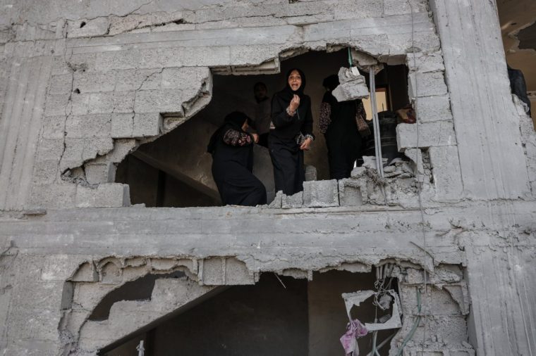 GAZA CITY, GAZA - MAY 14: Palestinians carry out search and rescue work among rubbles following the Israeli attack on a house belonging to the Najjar family in Jabalia region of Gaza City, Gaza on May 14, 2025. (Photo by Abdalhkem Abu Riash/Anadolu via Getty Images)