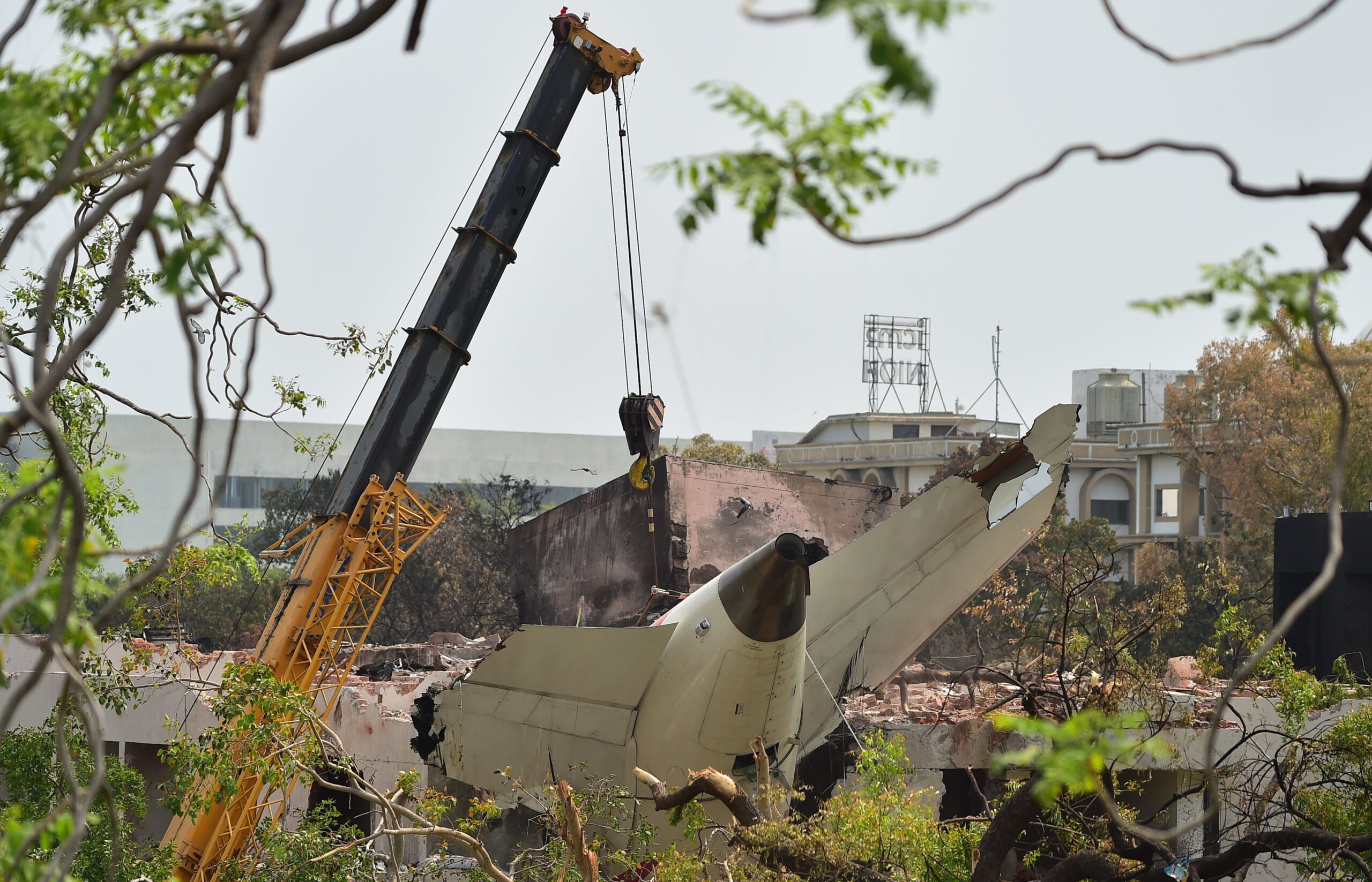 A crane retrieves part of the fuselage of the Boeing 787 Dreamliner