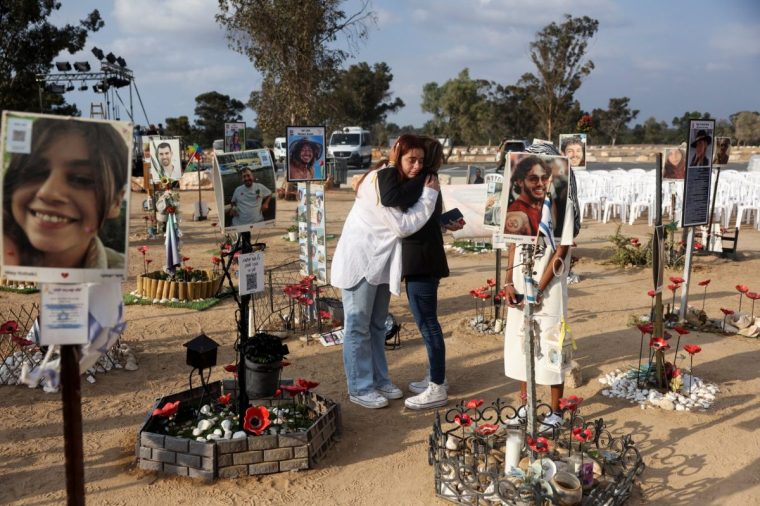 Israelis mourn the victims of the attack from Gaza on 7 October 2023, which the Israeli government says is justification for the elimination of Hamas, which it claims uses civilians as human shields (Photo: REUTERS / Ronen Zvulun)