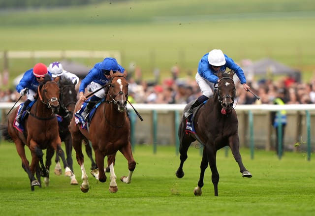 Ruling Court (right) winning the 2000 Guineas
