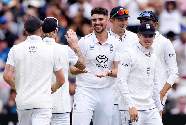 Josh Tongue (centre) celebrates the wicket of KL Rahul