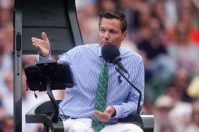Umpire Nico Helwerth explains the situation to the crowd