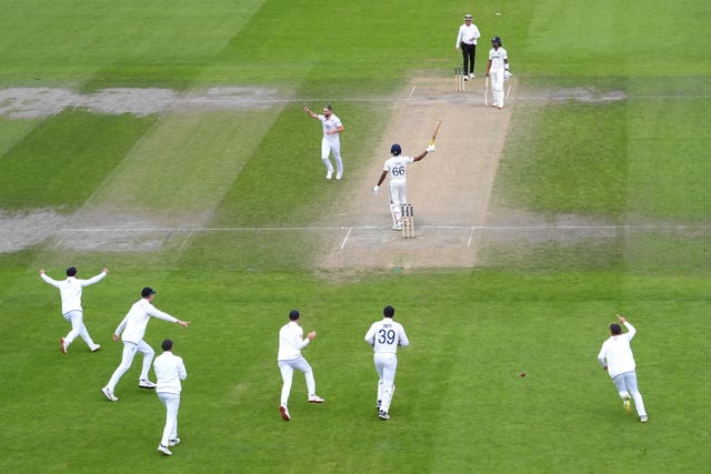 England celebrates the wicket of Sai Sudharsan