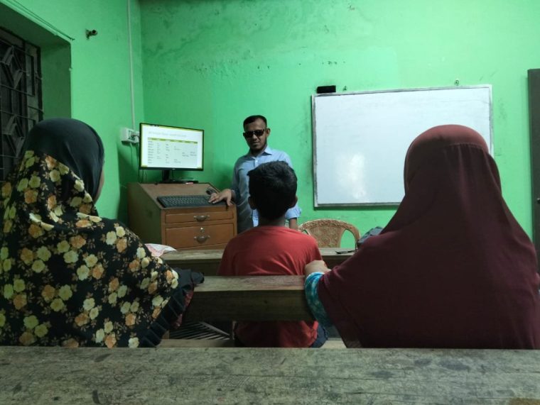 Mohtasim Billah giving a class with his new computer Image via Isabella.Bengoechea@theipaper.com