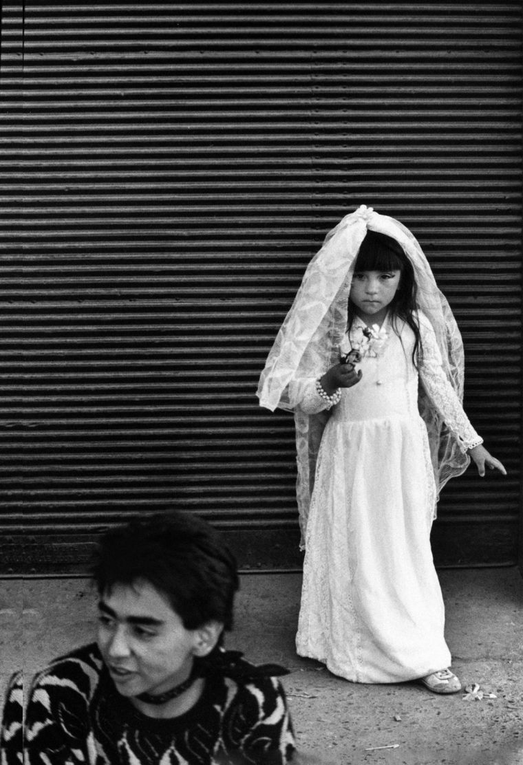 6. Paz Err?zuriz,La Victoria, Santiago from the series Ni?os [Children], 1988, Gelatin silver print on baryta paper. ? Paz Err?zuriz. Colecciones Fundaci?n MAPFRE Image from: Paz Err?zuriz: Dare to Look MK Gallery, 19 July ? 5 October 2025 Image supplied via Aneira Pontinapontin@mkgallery.org