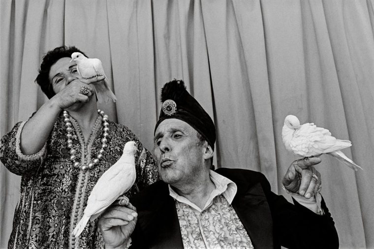5. Paz Err?zuriz,Mago Karman, Santiago/Karman the Magician, Santiago from the series El circo [The Circus], 1988, Digital ink print on paper. ? Paz Err?zuriz. Colecciones Fundaci?n MAPFRE Image from: Paz Err?zuriz: Dare to Look MK Gallery, 19 July ? 5 October 2025 Image supplied via Aneira Pontinapontin@mkgallery.org
