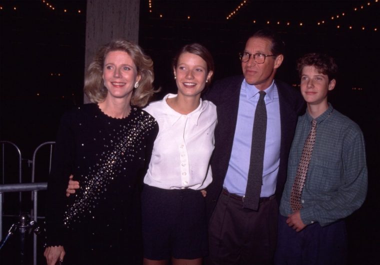 110694 117: Actress Gwyneth Paltrow, second left, poses with her family, 1991. (Photo by Barry King/Liaison)