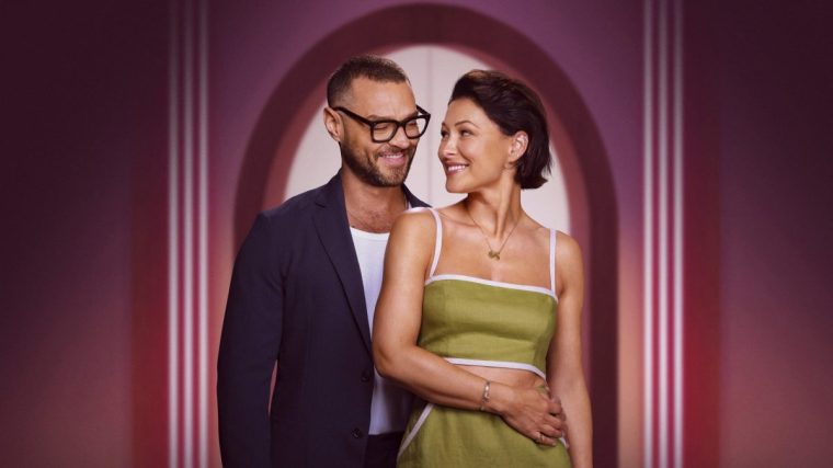 Love is Blind: UK: Season 1. Matt Willis, Emma Willis, in Love is Blind: UK: Season 1. Cr. Courtesy of Netflix/Tom Dymond ?? 2024 TV still Season 1 Netflix
