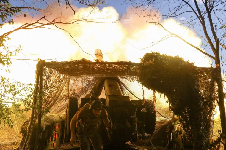 A serviceman of the 82nd Separate Airborne Assault Brigade of the Ukrainian Armed Forces fires a D-30 howitzer towards Russian troops, amid Russia's attack on Ukraine, in a front line in Donetsk region, Ukraine August 5, 2025. REUTERS/Oleksandr Ratushniak