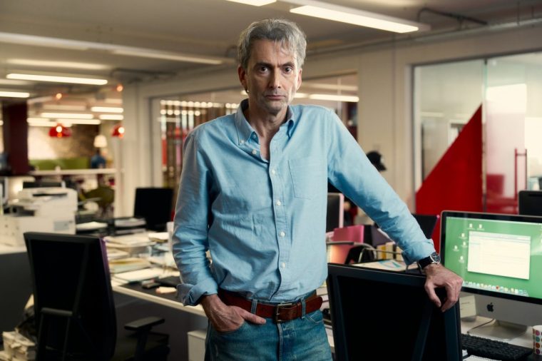 ITV STUDIOS AND STAN For ITV ANND ITVX THE HACK Pictured: DAVID TENNANT as Nick Davies,ROBERT CARLYLE as Dave Cook and TOBY JONES as Alan Rusdridger. This photograph is (C) ITV STUDIOS and can only be reproduced for editorial purposes directly in connection with the programme or event mentioned above, or ITV plc. This photograph must not be manipulated [excluding basic cropping] in a manner which alters the visual appearance of the person photographed deemed detrimental or inappropriate by ITV plc Picture Desk. This photograph must not be syndicated to any other company, publication or website, or permanently archived, without the express written permission of ITV Picture Desk. Full Terms and conditions are available on the website www.itv.com/presscentre/itvpictures/terms For further information please contact: patrick.smith@itv.com The Hack TV still ITV