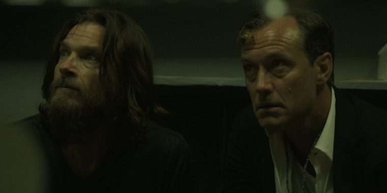 Black Rabbit. (L to R) Jason Bateman as Vince, Jude Law as Jake in episode 108 of Black Rabbit. Cr. Courtesy of Netflix ?? 2025