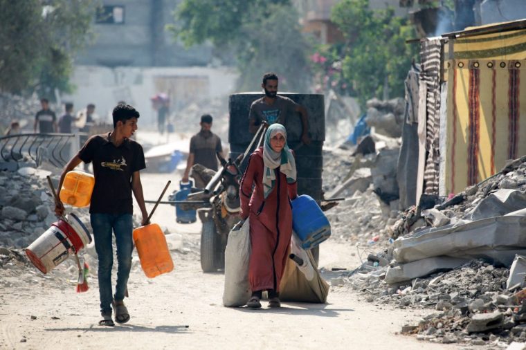 Palestinians flee with their belongings the Abu Iskandar neighbourhood of northern Gaza City on August 22, 2025. Israeli Defence Minister Israel Katz vowed on August 22 to destroy Gaza City if Hamas did not agree to disarm, release all remaining hostages in the territory and end the war on Israel's terms. (Photo by Bashar TALEB / AFP) (Photo by BASHAR TALEB/AFP via Getty Images)