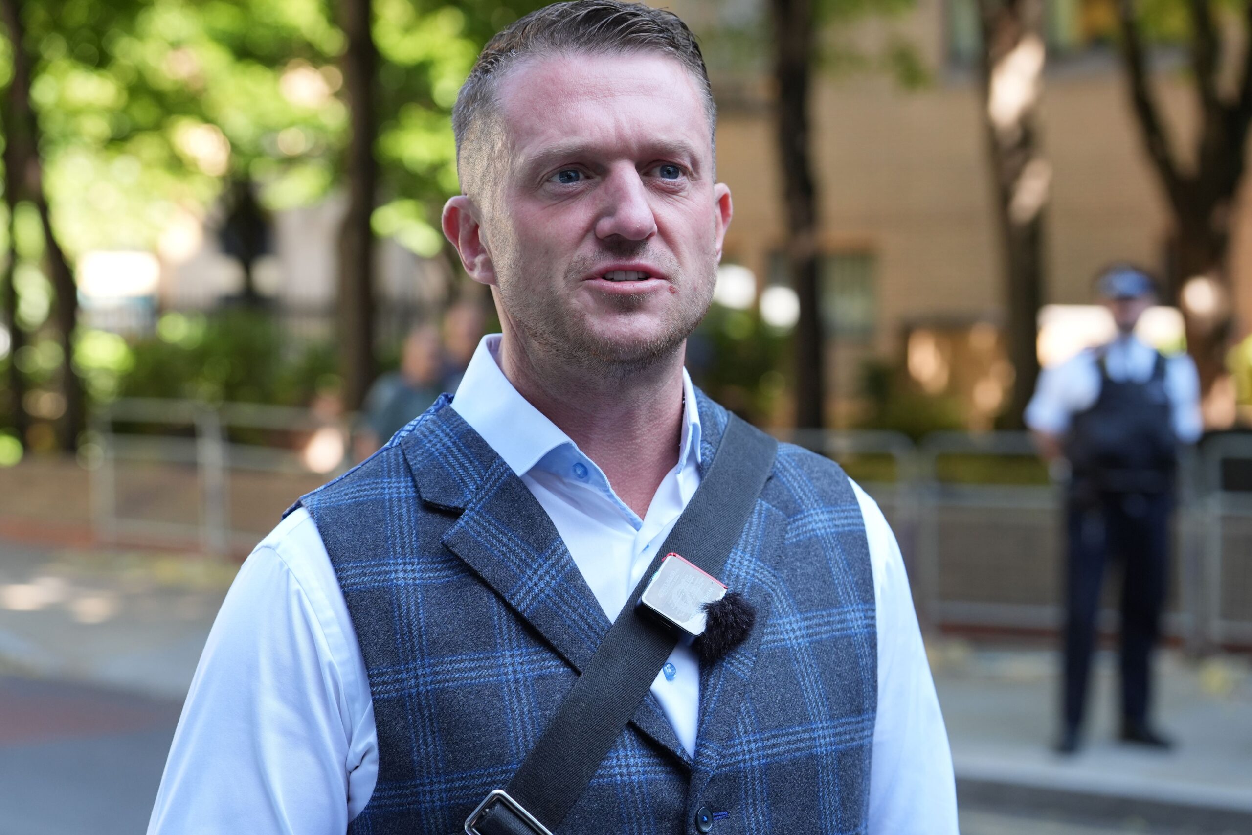 Tommy Robinson claimed the young girls were being âfilmed by a migrantâ