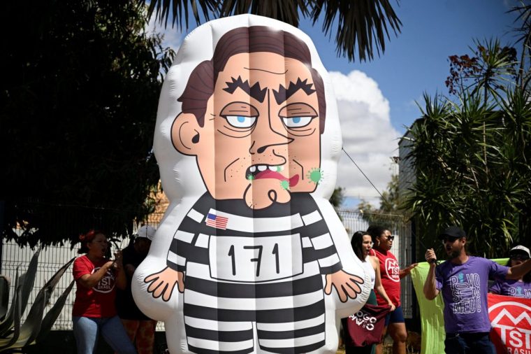 An inflatable figure depicting Brazil's former President Jair Bolsonaro, is displayed outside Bolsonaro???s condominium complex, where he is under house arrest, on the day of the final phase of Brazil's former President Jair Bolsonaro's trial, accused of plotting a coup after his electoral defeat, in Brasilia, Brazil, September 2, 2025. REUTERS/Mateus Bonomi