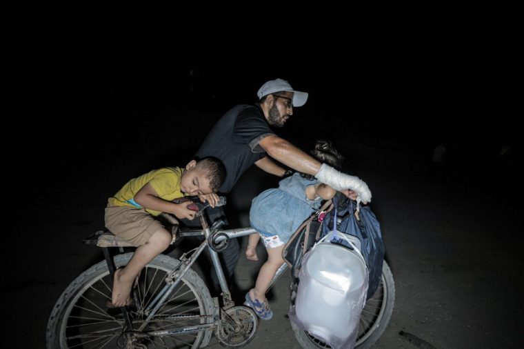 GAZA CITY, GAZA - SEPTEMBER 15: Palestinians move toward central Gaza through Al-Rashid Street using vehicles, horse carts, and traveling on foot with their limited belongings, as intensified Israeli attacks on northern Gaza force them to flee, in the Gaza Strip on September 15, 2025. (Photo by Ahmed Jihad Ibrahim Al-arini/Anadolu via Getty Images)