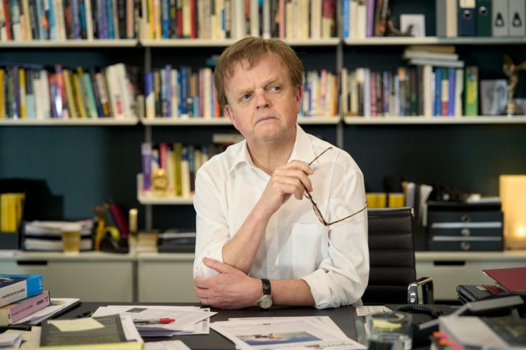 ITV STUDIOS AND STAN For ITV ANND ITVX THE HACK EPISODE 1 Pictured: TOBY JONES as Alan Rusdridger. This photograph is (C) ITV STUDIOS and can only be reproduced for editorial purposes directly in connection with the programme or event mentioned above, or ITV plc. This photograph must not be manipulated [excluding basic cropping] in a manner which alters the visual appearance of the person photographed deemed detrimental or inappropriate by ITV plc Picture Desk. This photograph must not be syndicated to any other company, publication or website, or permanently archived, without the express written permission of ITV Picture Desk. Full Terms and conditions are available on the website www.itv.com/presscentre/itvpictures/terms For further information please contact: patrick.smith@itv.com