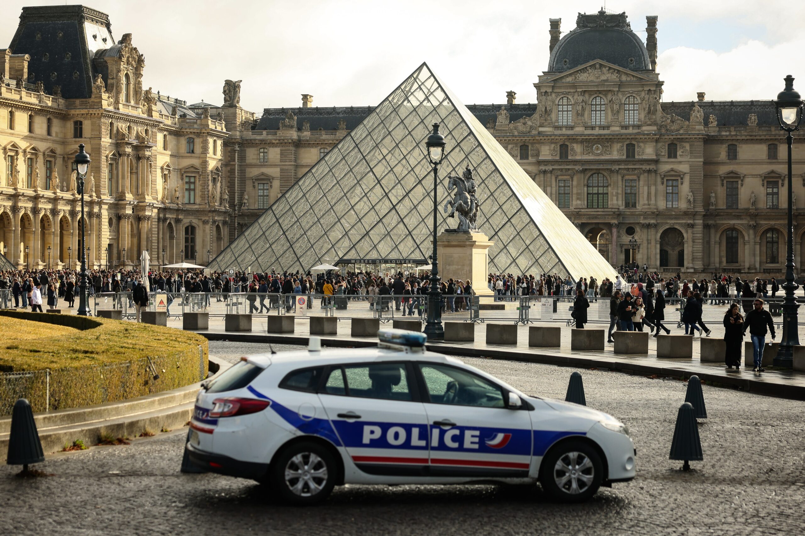 Police have arrested five more suspects linked to the theft of treasures worth $102m from the Louvre museum's Apollo gallery