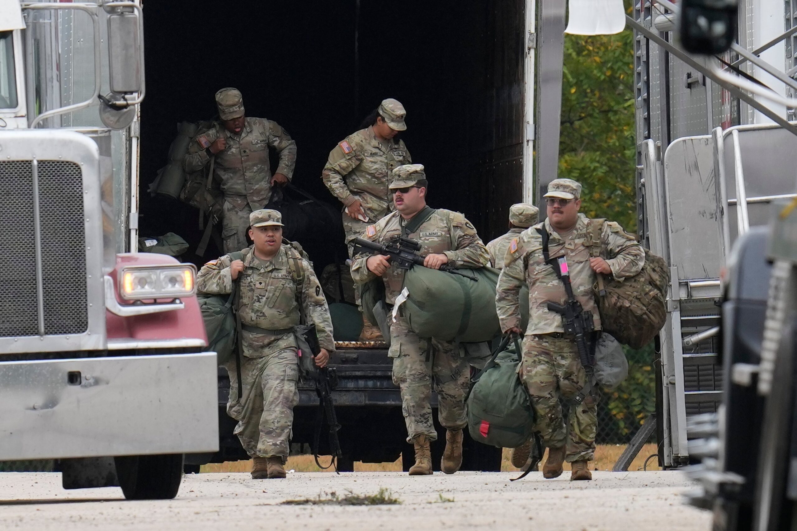 The viral photo, showing Texas National Guard members unloading from a truck at the U.S. Army Reserve Center in Elwood, Illinois, on Oct. 7, 2025