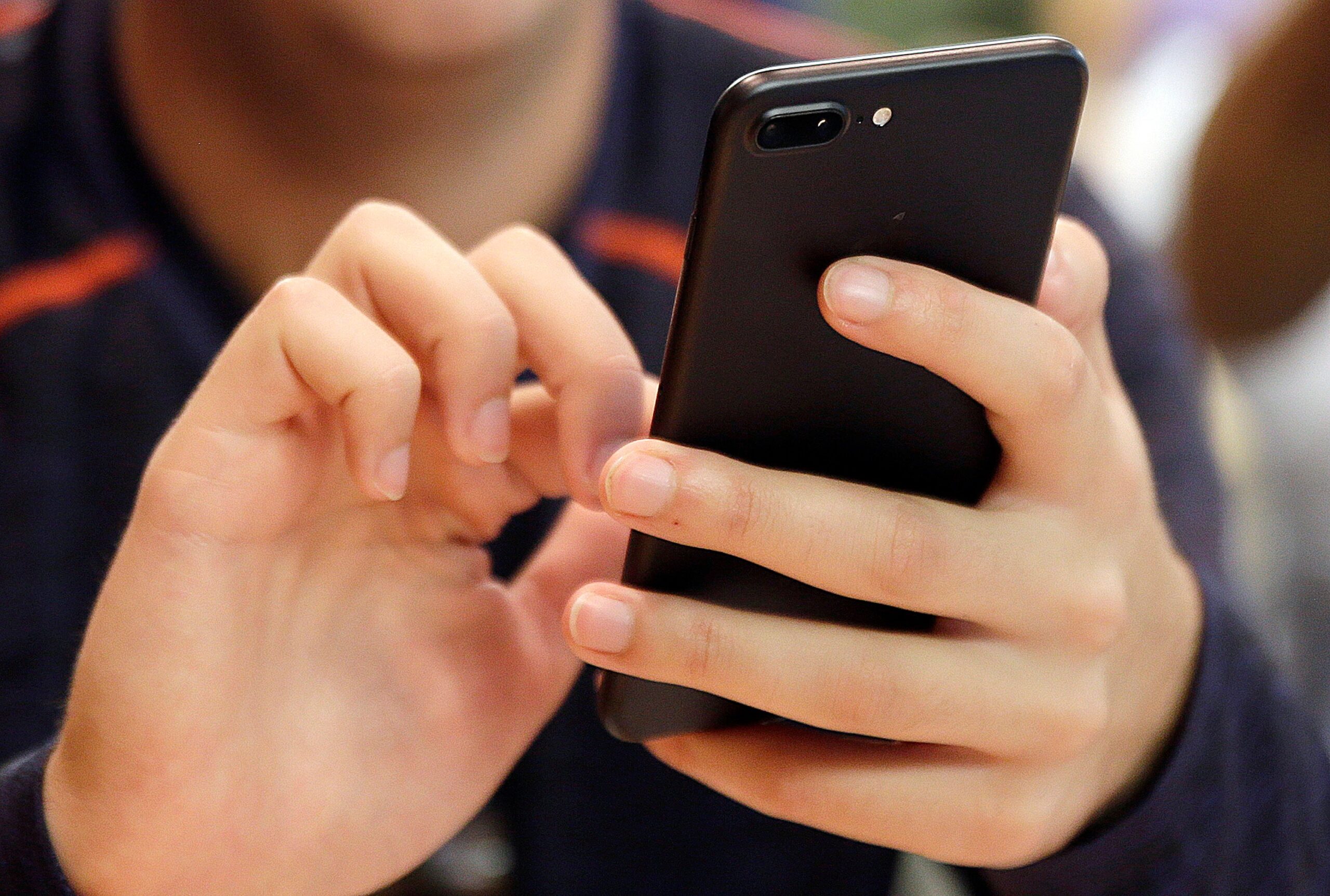 Scammers use text messages warning of unpaid fees to lure mobile phone users into entering financial information into imitation government websites then take these details and use them to make purchases that benefit criminal groups, according to officials