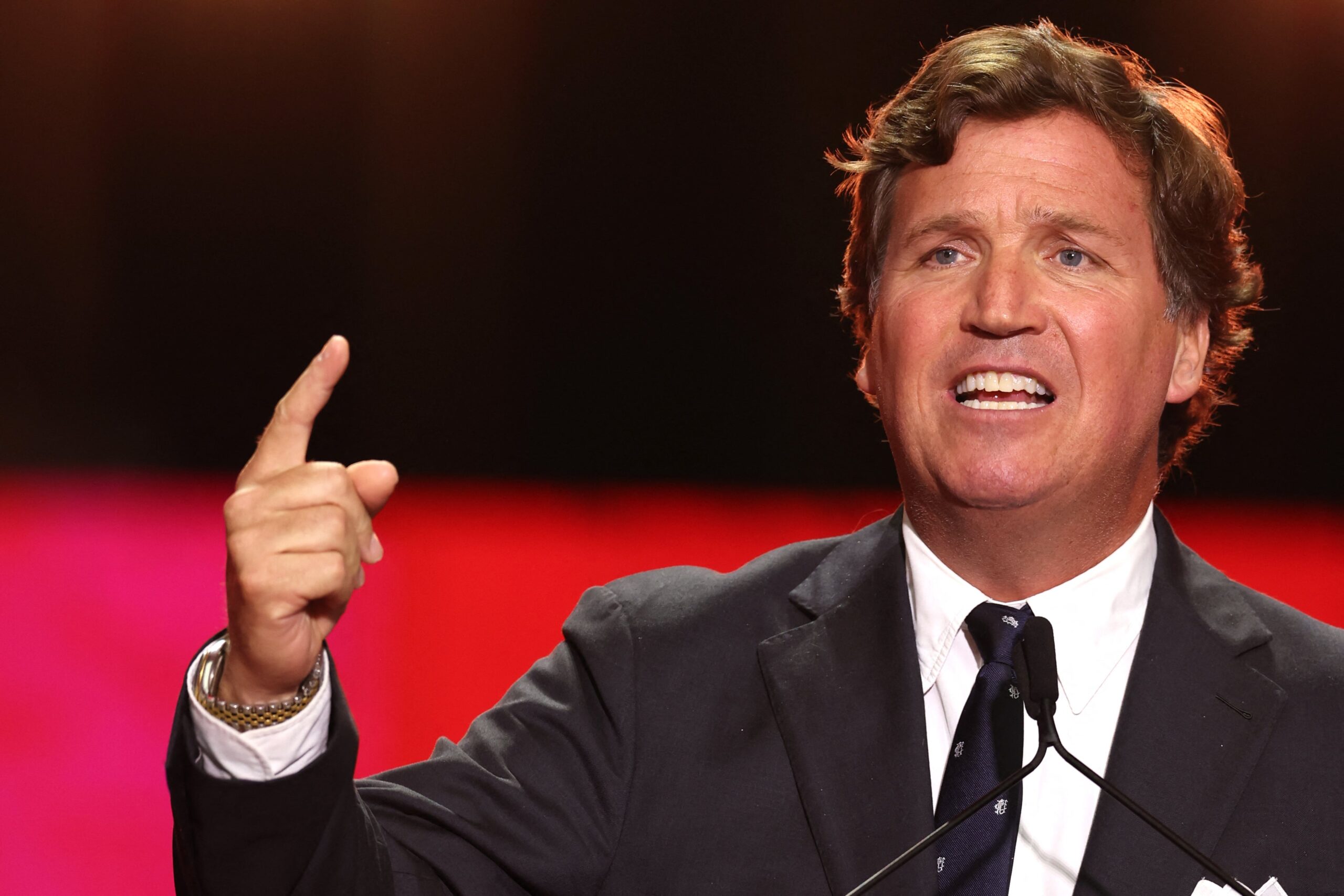 Tucker Carlson remains in the good graces of the Heritage Foundation.