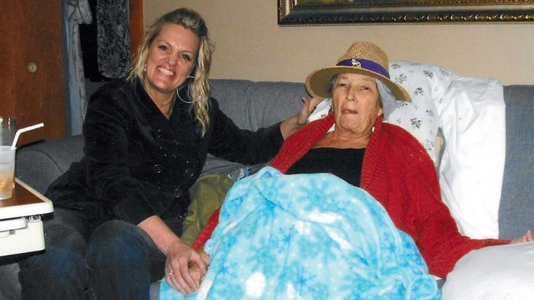 Pamela Jones with her mother in a hospice days before she died aged 64 in 2010 (Photo: Pamela Jones)