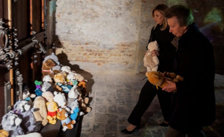 EMBARGOED TO 0001 WEDNESDAY OCTOBER 1 The Princess Royal (right) and Ukraine's First Lady Olena Zelenska, lay soft toys during a visit to a memorial for children killed in the conflict in Kyiv, after making a surprise trip to Ukraine in a show of solidarity with children and families facing the horrors of the Russian invasion. The King's sister travelled to the war-torn country on Tuesday, where she left a toy bear at a children's memorial in a poignant tribute to youngsters killed in the conflict. Picture date: Tuesday September 30, 2025. PA Photo. Photo credit should read: Thomas Peter/PA Wire