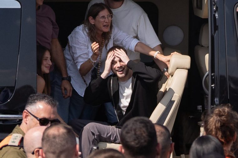 TEL AVIV, ISRAEL - OCTOBER 13: Former hostage Alon Ohel waves to supporters outside Beilinson Hospital in the Rabin Medical Centre on October 13, 2025 in Petah Tikva, Israel. The ceasefire deal between Israel and Hamas has brought an end to the two years of war that followed the attacks of Oct. 7, 2023. A condition of the deal was the immediate return of 48 hostages held in Gaza, around 20 of whom were believed to be alive. (Photo by Dima Vazinovich/Getty Images)