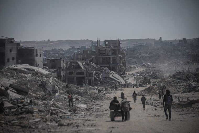 GAZA CITY, GAZA - OCTOBER 13: Palestinians continue returning to the northern areas of the Gaza Strip after the ceasefire took effect and the Israeli army's withdrawal on October 13, 2025. People who have returned to their homes in Gaza City work to clear debris while trying to maintain their daily lives. (Photo by Ahmed Jihad Ibrahim Al-arini/Anadolu via Getty Images)