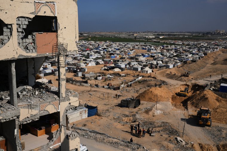 Egyptian machinery and workers search for the bodies of hostages near a tent camp for displaced Palestinians in Hamad City, Khan Younis, in the southern Gaza Strip, Tuesday, Oct. 28, 2025. (AP Photo/Abdel Kareem Hana)