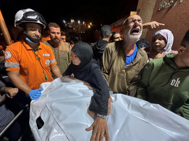 A Palestinian man reacts next to the body of a man, who according to medics was killed in an Israeli strike, at Nasser Hospital in Khan Younis, southern Gaza Strip, October 28, 2025. REUTERS/Stringer TPX IMAGES OF THE DAY