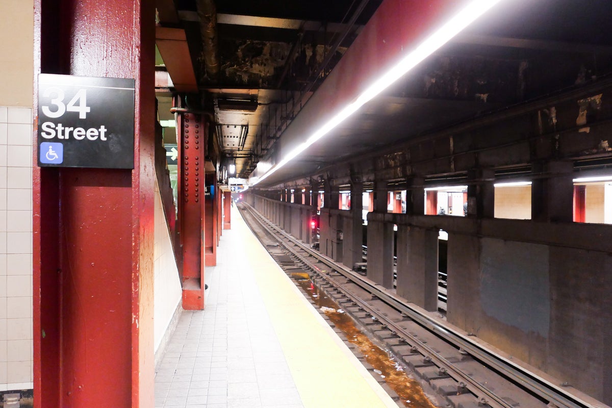 Newborn baby abandoned on subway stairs in NYC’s Penn Station during(01)