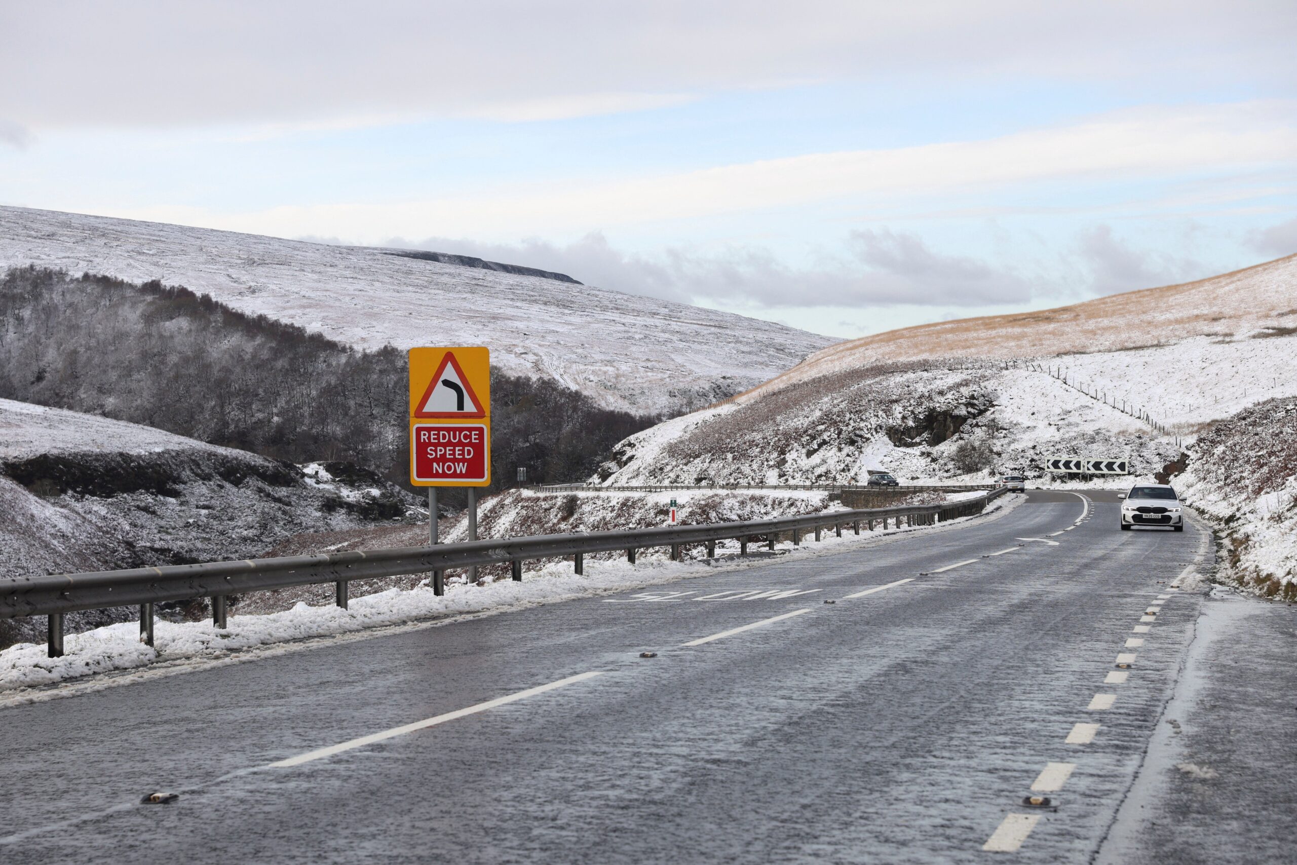 A car drives past a landscape covered in snow near Penistone, as freezing conditions grip Northern England during a cold snap, Britain, November 19, 2025. REUTERS/Temilade Adelaja