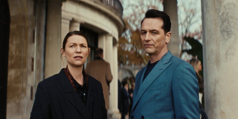 THE BEAST IN ME. (L to R) Claire Danes as Aggie Wiggs and Matthew Rhys as Nile Jarvis in Episode 103 of The Beast in Me. Cr. Courtesy of Netflix ?? 2025 the beast in me - Netflix tv still