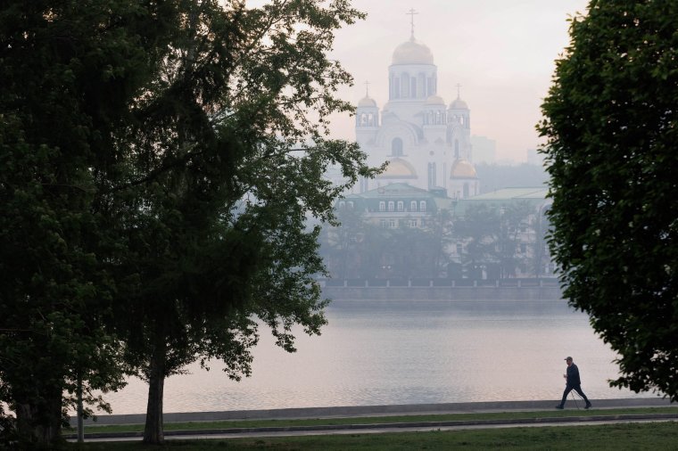 People in Yekaterinburg enjoy the city's green spaces (Photo: Anna YURIEVA / AFP)