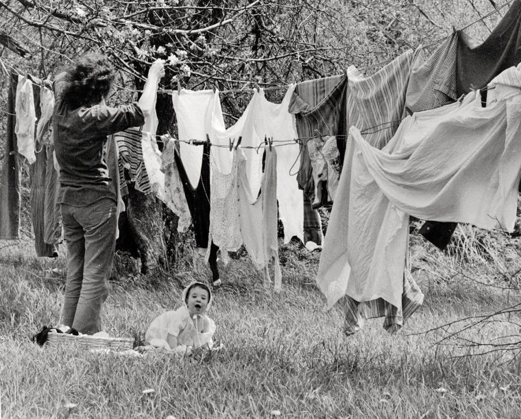 Hanging up the laundry at the farm, Jess helping, 1977 Image from Book of Lives by Margaret Attwood Provided by KZak@penguinrandomhouse.co.uk