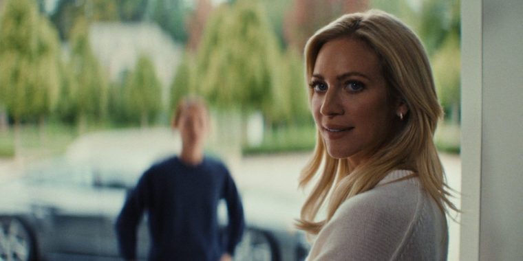 THE BEAST IN ME. Brittany Snow as Nina in Episode 101 of The Beast in Me. Cr. Courtesy of Netflix ?? 2025