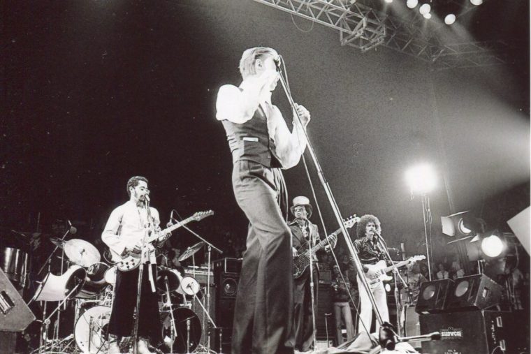Bowie on stage with Carlos Alomar (guitar) and George Murray (bass), along with guitarist Stacy Heydon on the 'Thin White Duke' tour in 1976 (Photo: Mark and Colleen Hayward /Getty)