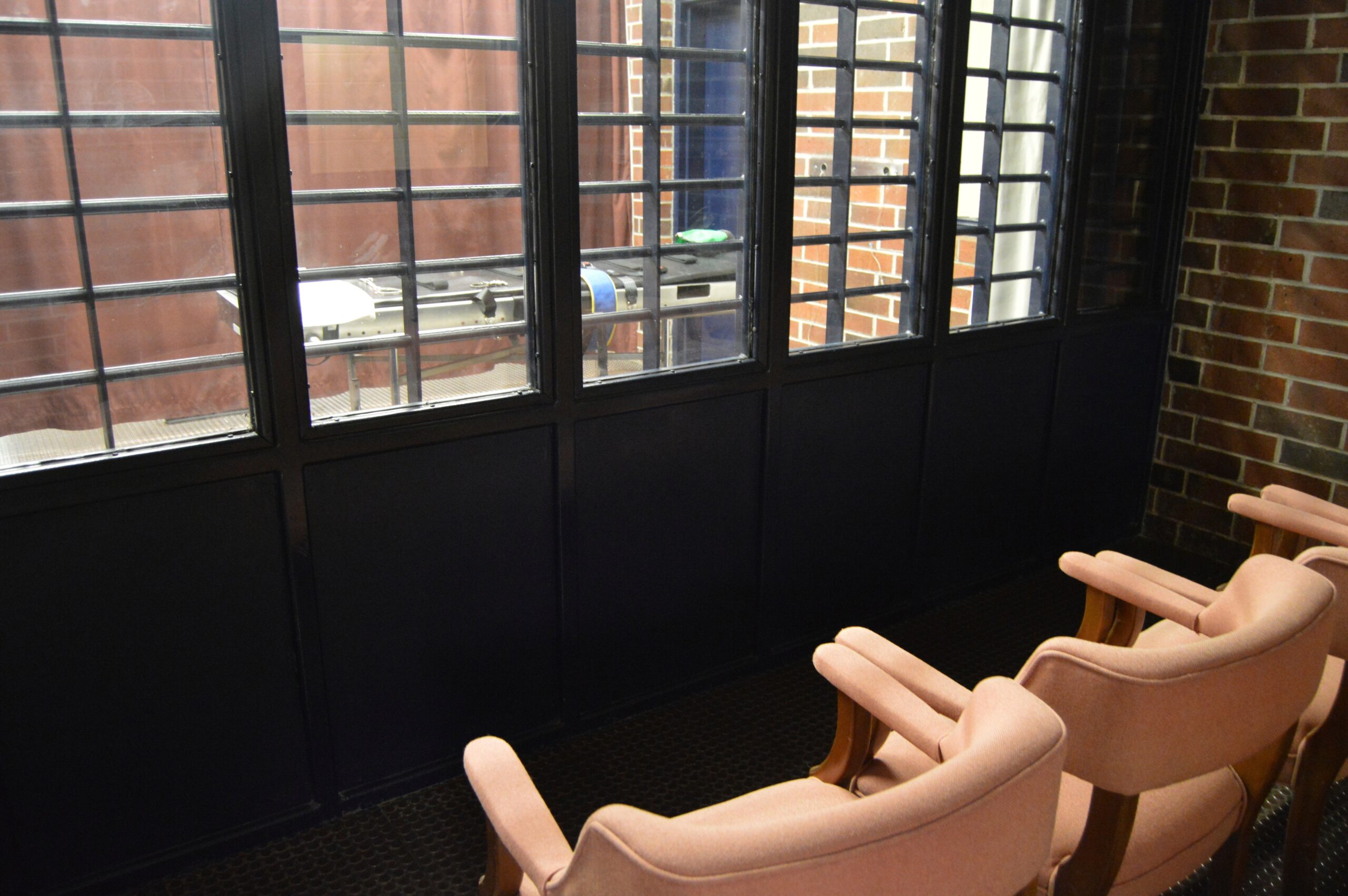 Viewing room outside of execution chamber