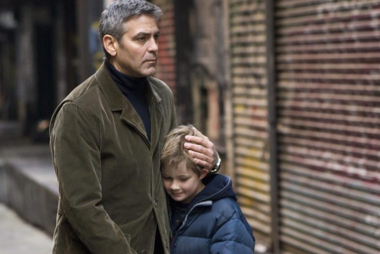 Michael Clayton (GEORGE CLOONEY) and his son Henry (AUSTIN WILLIAMS)