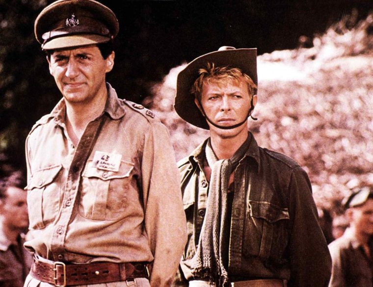 Kino. Furyo - Merry Christmas, Mr. Lawrence, Merry Christmas, Mr. Lawrence, Furyo - Merry Christmas, Mr. Lawrence, Merry Christmas, Mr. Lawrence, Tom Conti, David Bowie , 1942: In einem japanischen Gefangenenlager versucht der britische Offizier John Lawrence (Tom Conti) den Neuseel??nder Major Jack Celliers (David Bowie) vor dem sadistischen Lagerkommandanten Capt. Yonoi zu sch??tzen., 1982. (Photo by FilmPublicityArchive/United Archives via Getty Images)