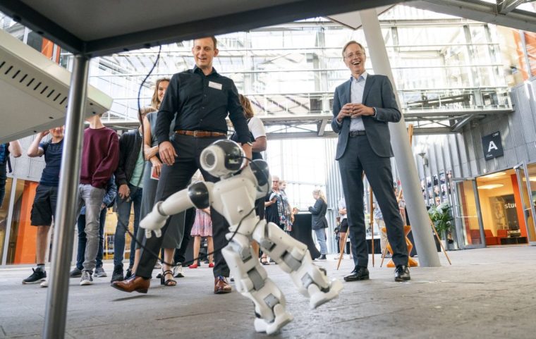 Dutch Minister of Education, Culture and Science Robbert Dijkgraaf watches a robot during a visit to the Graphic Lyceum to attend the opening of the technical and vocational training for 16-18 year-olds (MBO), in Utrecht on September 1, 2022. - Netherlands OUT (Photo by Jeroen JUMELET / ANP / AFP) / Netherlands OUT (Photo by JEROEN JUMELET/ANP/AFP via Getty Images)