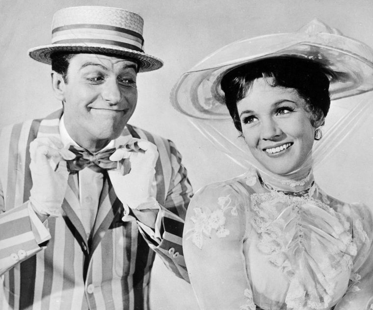 (Eingeschr??nkte Rechte f??r bestimmte redaktionelle Kunden in Deutschland. Limited rights for specific editorial clients in Germany.) Andrews, Julie *01.10.1935-Schauspielerin, Saengerin, Schriftstellerin, GB- mit Dick van Dyke in dem Musical-Film 'Mary Poppins', USA- 1964 (Photo by ullstein bild/ullstein bild via Getty Images)