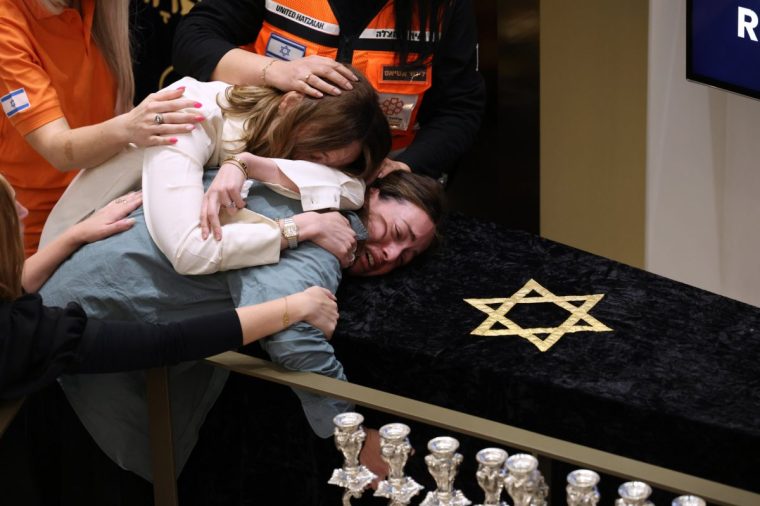 *** BESTPIX *** SYDNEY, AUSTRALIA - DECEMBER 17: Family grieve at the coffin of Rabbi Eli Schlanger, a victim in the Bondi Beach mass shooting, during his funeral at Chabad of Bondi on December 17, 2025 in Sydney, Australia. Police say at least 16 people, including one suspected gunman, were killed and more than 40 others injured when two attackers opened fire near a Hanukkah celebration at Bondi Beach, in what authorities have declared a terrorist incident. (Photo by Hollie Adams-Pool/Getty Images)