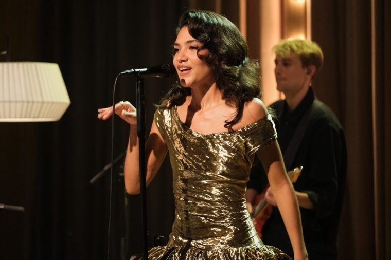 TX DATE:31-12-2025,TX WEEK:52,EMBARGOED UNTIL:01-01-2026 00:00:00,DESCRIPTION:Olivia Dean Performance on Jools' Annual Hootenanny.,COPYRIGHT:BBC Studios,CREDIT LINE:BBC Studios / Michael Leckie